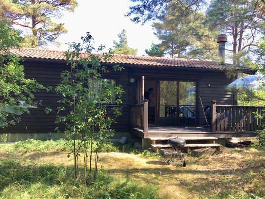 Hyr denna stuga i  på 43 m². 6 sängplatser. 4 200 - 4 500 kr per vecka. Se bilder och tillgänglighet här.