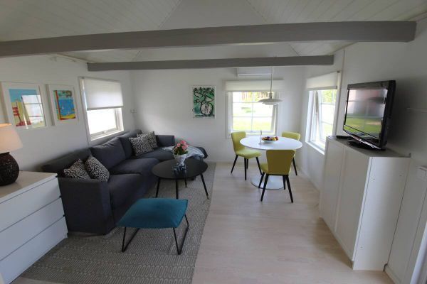 Hyr denna stuga i  på 42 m². 2 sängplatser. Från 4 800 kr per vecka. Se bilder och tillgänglighet här.