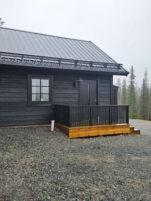 Stuga med loft i härliga Storhogna