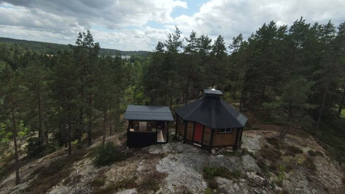 Hyr denna stuga i  på 30 m². 2-4 sängplatser. 3 000 - 5 000 kr per vecka. Se bilder och tillgänglighet här.