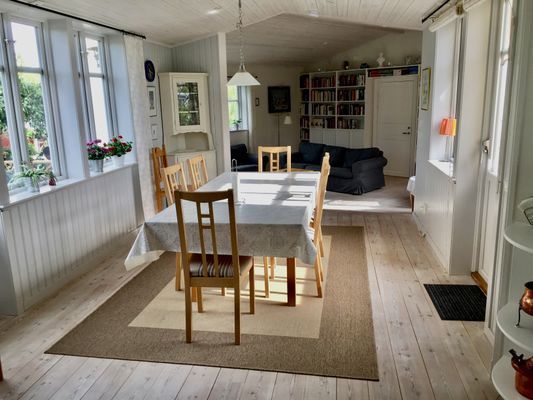 Hyr denna stuga i Visby på 150 m². 8 sängplatser. 13 500 - 20 000 kr per vecka. Se bilder och tillgänglighet här.