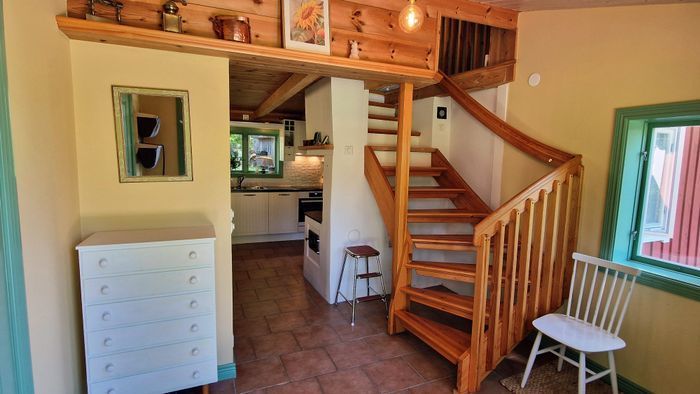 Hyr denna stuga i Stillingsön på 65 m². 4-6 sängplatser. 9 500 - 13 500 kr per vecka. Se bilder och tillgänglighet här.