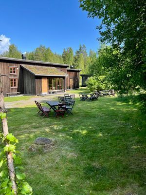 Hyr denna stuga i Laxå på 180 m². 18-21 sängplatser. 4 300 - 32 000 kr per vecka. Se bilder och tillgänglighet här.
