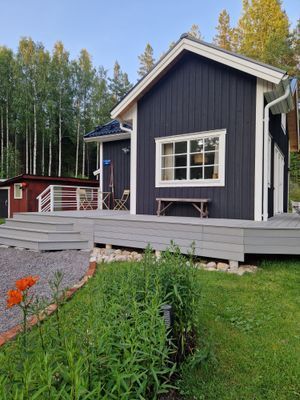Nyrenoverad stuga med sjönära läge