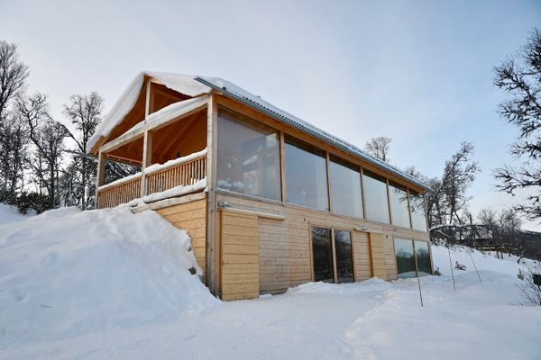 Arkitektritat fjällhus i Tänndalen