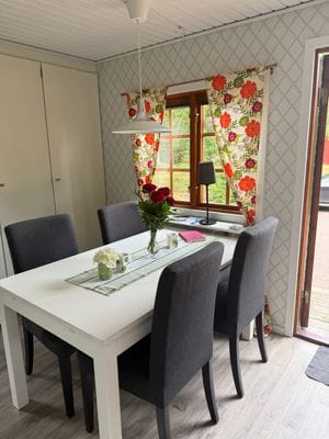 Mysig stuga med skogen som granne - Bild 16