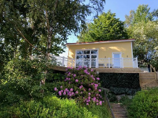 Hyr denna stuga i Ekerö på 30 m². 4-6 sängplatser. 10 000 - 20 000 kr per vecka. Se bilder och tillgänglighet här.