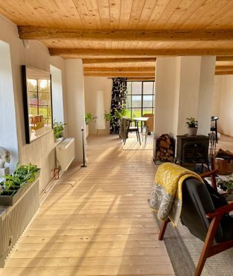 Varsamt renoverad tegellänga i liten kyrkby - Bild 8