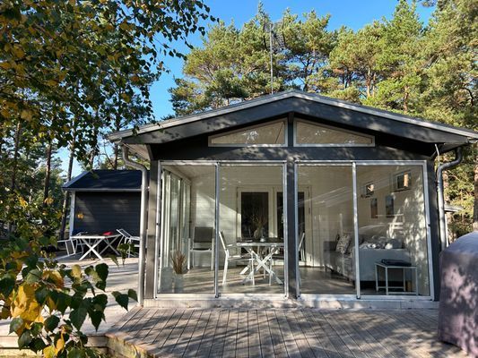 Hyr denna stuga i Nyehusen på 62 m². 4-6 sängplatser. 10 000 - 11 000 kr per vecka. Se bilder och tillgänglighet här.