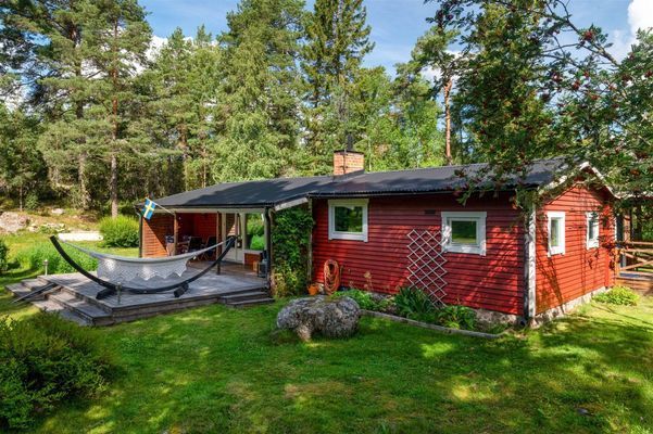 Hyr denna stuga i Hallstavik på 83 m². 6-8 sängplatser. Från 8 000 kr per vecka. Se bilder och tillgänglighet här.