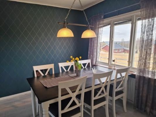 Hyr denna stuga i Ånge på 56 m². 4-6 sängplatser. 3 500 - 5 000 kr per vecka. Se bilder och tillgänglighet här.