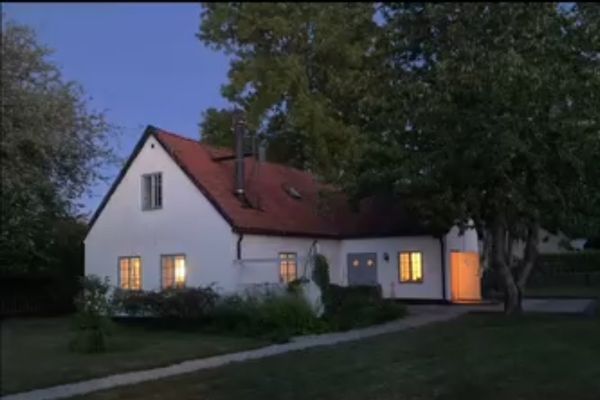 Hyr denna stuga i  på 116 m². 6-8 sängplatser. Pris ej tillgängligt. Se bilder och tillgänglighet här.