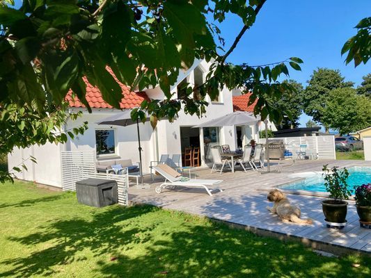Havsnära poolvilla på Österlen