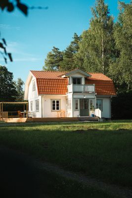 Vackert hus vid idylliska Väddö kanal