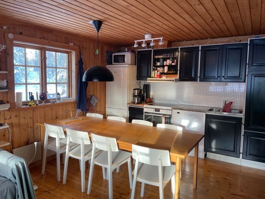 Hyr denna stuga i Ljusnedal på 55 m². 6 sängplatser. 7 000 - 8 000 kr per vecka. Se bilder och tillgänglighet här.