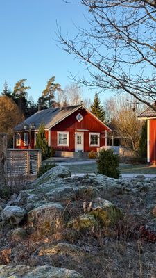 Semesterhus vid sjön med pool och elbåt