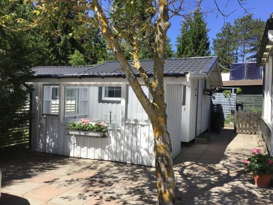Hyr denna stuga i Åhus på 25 m². 2-3 sängplatser. 700 - 1 000 kr per dag. Se bilder och tillgänglighet här.