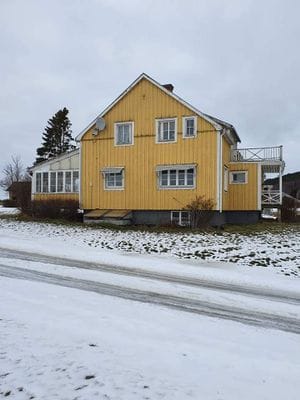 Hyr denna stuga i Säter på 300 m². 12 sängplatser. 5 000 - 10 000 kr per vecka. Se bilder och tillgänglighet här.