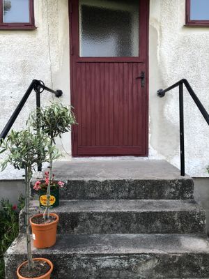 Hyr denna stuga i  på 156 m². 3-6 sängplatser. 7 000 - 12 000 kr per vecka. Se bilder och tillgänglighet här.