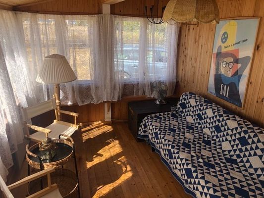 Hyr denna stuga i Böda på 80 m². 4-6 sängplatser. 7 000 - 9 000 kr per vecka. Se bilder och tillgänglighet här.