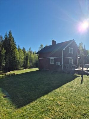 Hyr denna stuga i  på 90 m². 6 sängplatser. Från 6 000 kr per vecka. Se bilder och tillgänglighet här.