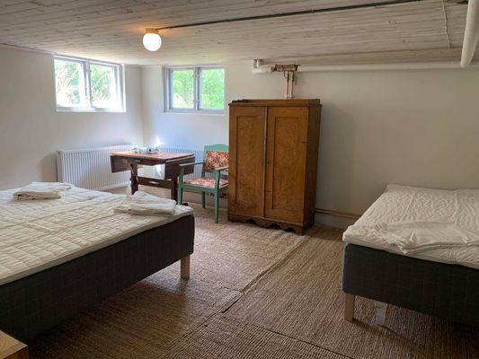 I källarrummet finns tre extra bäddplatser vid behov