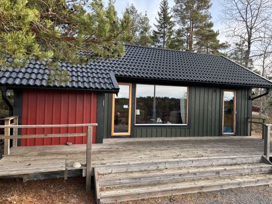 Hyr denna stuga i Norrtälje på 83 m². 4-8 sängplatser. 8 500 - 10 000 kr per vecka. Se bilder och tillgänglighet här.
