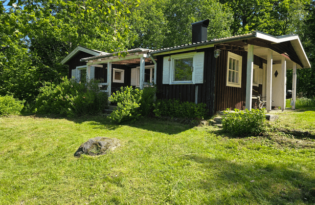 Hyr denna stuga i Eksjö på 50 m². 6-8 sängplatser. Från 8 000 kr per vecka. Se bilder och tillgänglighet här.