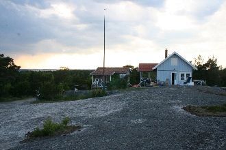 Hyr denna stuga i Nynäshamn på 90 m². 5-6 sängplatser. Från 12 700 kr per vecka. Se bilder och tillgänglighet här.