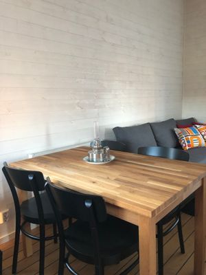 Storstuga med köksbord och soffa (bäddsoffa)