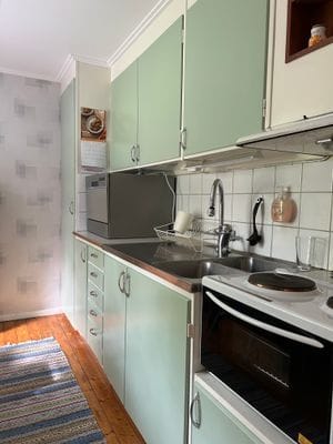 Härligt retrokök med diskmaskin