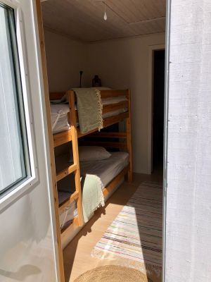 Vi hyr ut vår Gäststuga 400 meter från stranden. - Bild 7