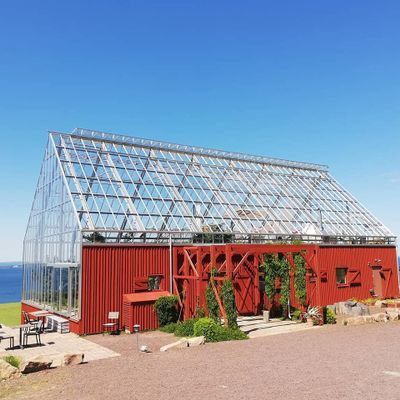 Hyr denna stuga i Gränna på 295 m². 9-11 sängplatser. Från 37 500 kr per vecka. Se bilder och tillgänglighet här.