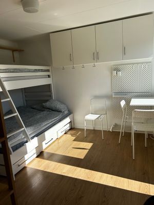 Hyr denna stuga i  på 15 m². 3-4 sängplatser. 6 800 - 8 800 kr per vecka. Se bilder och tillgänglighet här.