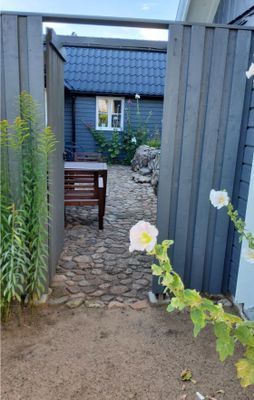 Uteplatsen på baksidan av huset, belagd med kullersten