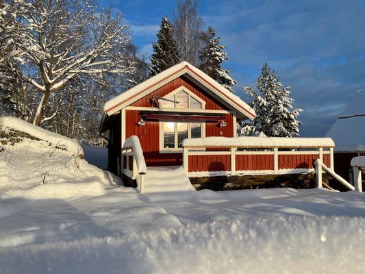 Hyr denna stuga i Järvsö på 35 m². 5 sängplatser. 4 000 - 7 000 kr per vecka. Se bilder och tillgänglighet här.
