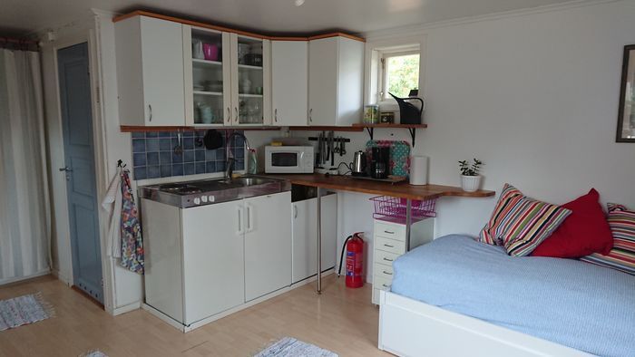 Hyr denna stuga i Gotland på 26 m². 2 sängplatser. 2 500 - 4 000 kr per vecka. Se bilder och tillgänglighet här.
