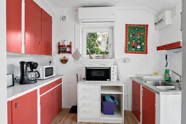 Hyr denna stuga i  på 35 m². 4-6 sängplatser. 7 995 - 9 995 kr per vecka. Se bilder och tillgänglighet här.