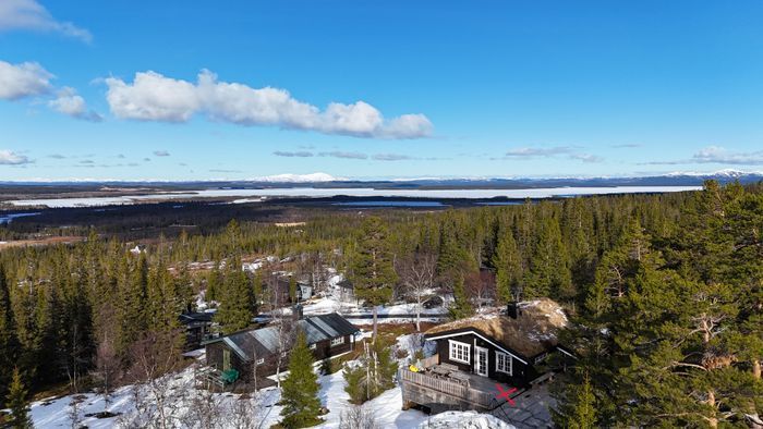 Hyr denna stuga i  på 80 m². 6 sängplatser. 8 000 - 12 000 kr per vecka. Se bilder och tillgänglighet här.