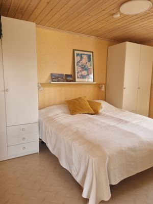 Sovrum med dubbelsäng 180cm