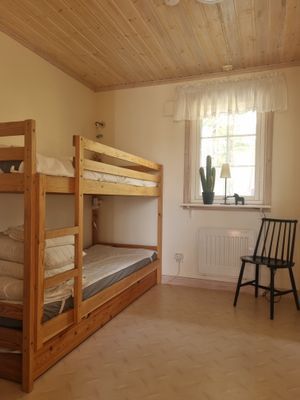 Sovrum med tre bäddar, våningsäng och sänglåda á 80cm