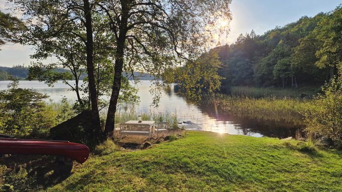 Stuga med bastu precis vid sjön - Bild 18