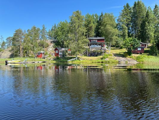 Hyr denna stuga i Härnösand på 76 m². 6-8 sängplatser. 6 500 - 8 500 kr per vecka. Se bilder och tillgänglighet här.