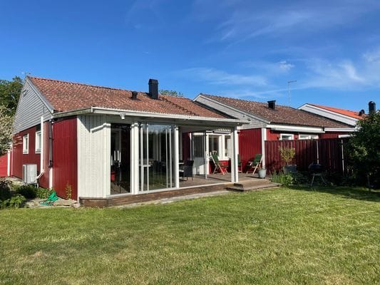 Hyr denna stuga i Köpingsvik på 92 m². 6 sängplatser. 7 900 - 12 900 kr per vecka. Se bilder och tillgänglighet här.