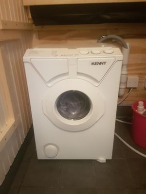 Tvättmaskinen står INNE i bastun, under bastulavarna! Jag lovar, det funkar