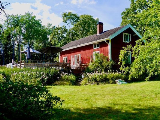 Lantlig torpidyll med saltvattenpool