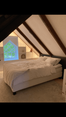 Sovrum uppe med en 160cm stor dubbelsäng.