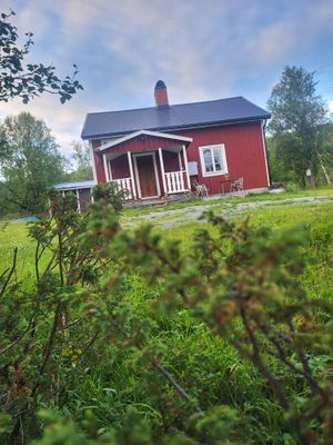 Hyr denna stuga i Fjällnäs på 85 m². 4-6 sängplatser. 5 500 - 8 500 kr per vecka. Se bilder och tillgänglighet här.