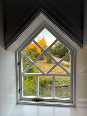 Fantastiska fina gammeldags fönster i hela huset. Detta fönster finns i det ena sovrummet.