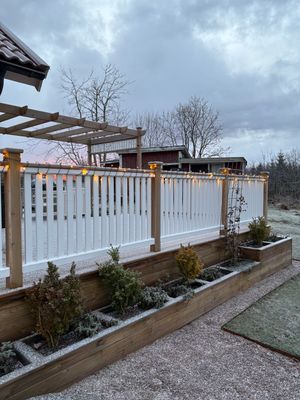 Altanräcket med en härlig blomrabatt nedanför.